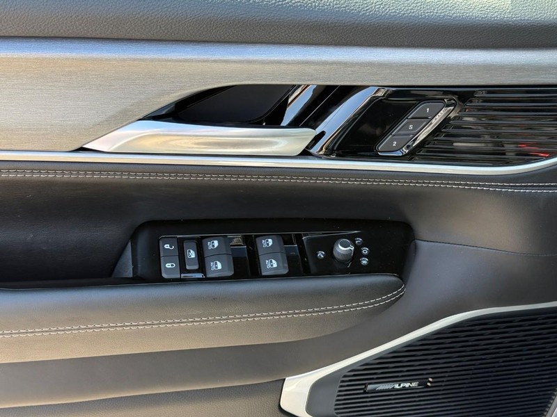 Jeep Grand Wagoneer Vehicle Full-screen Gallery Image 11