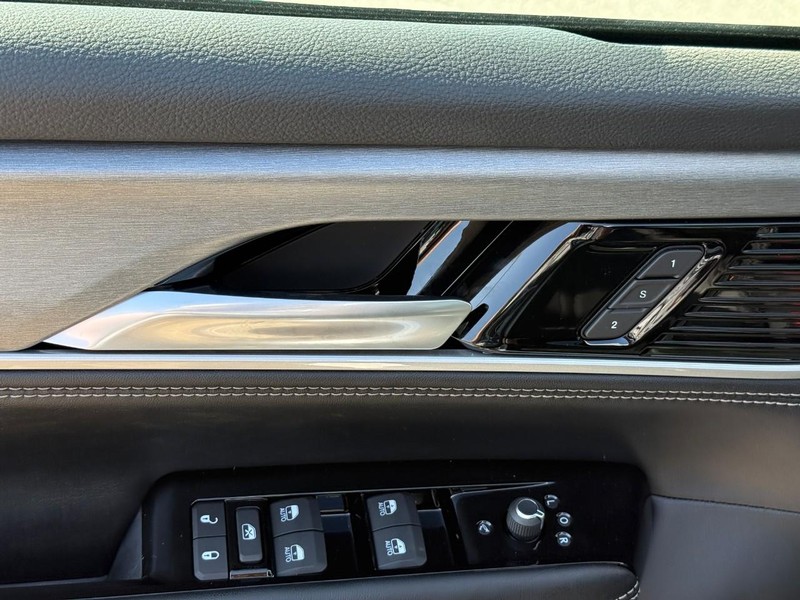 Jeep Grand Wagoneer Vehicle Full-screen Gallery Image 12