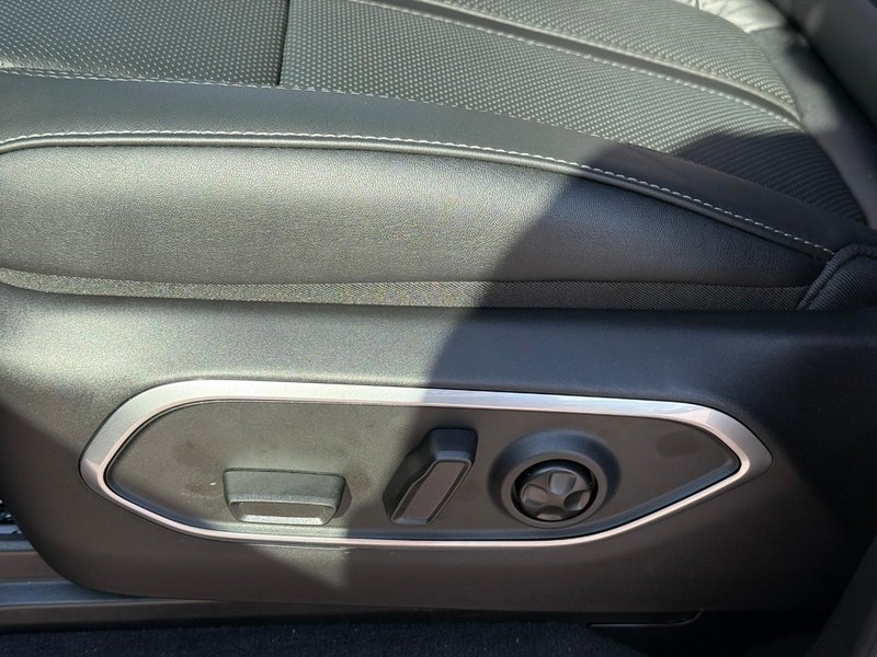 Jeep Grand Wagoneer Vehicle Full-screen Gallery Image 14