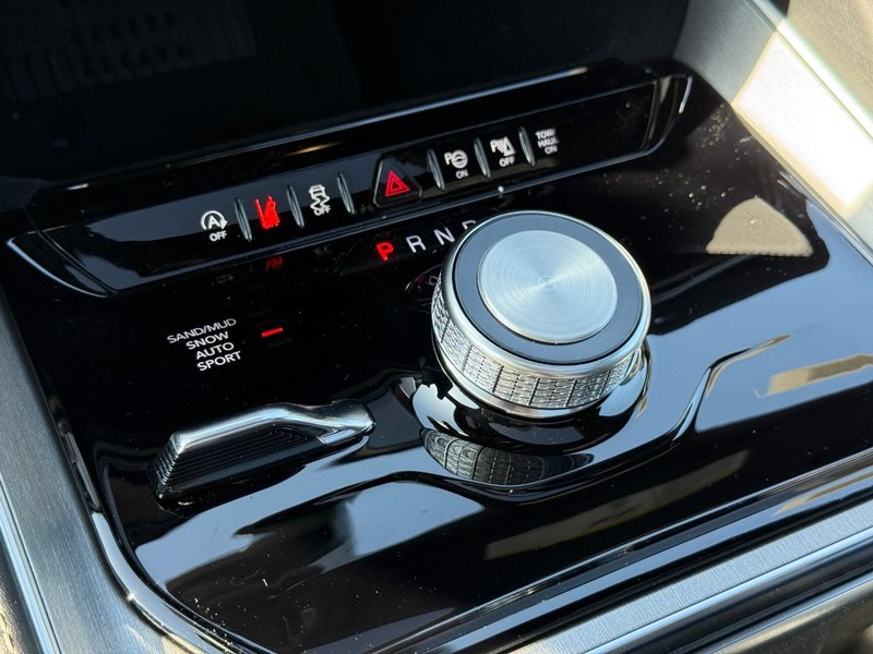 Jeep Grand Wagoneer Vehicle Full-screen Gallery Image 17