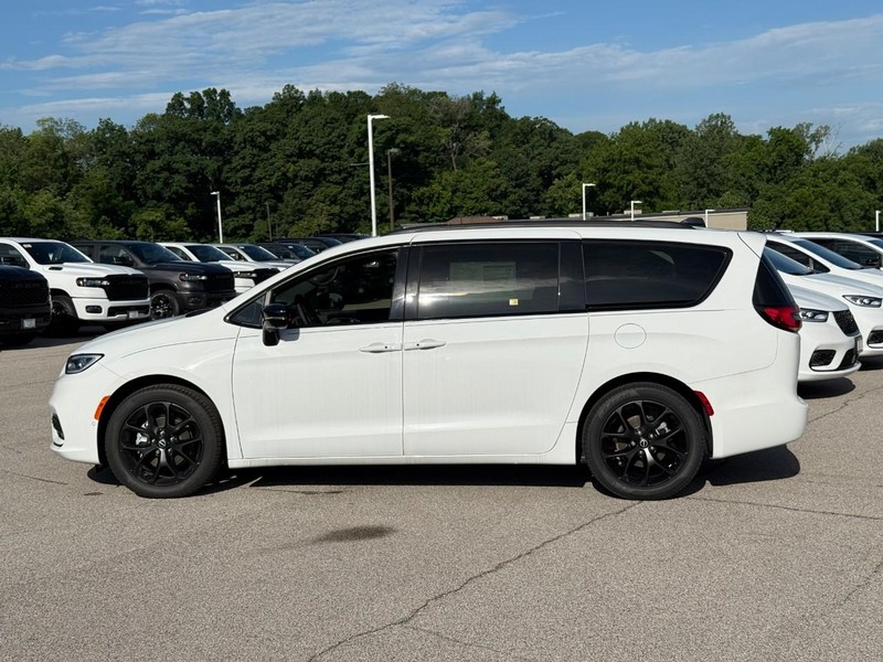 Chrysler Pacifica Vehicle Image 03
