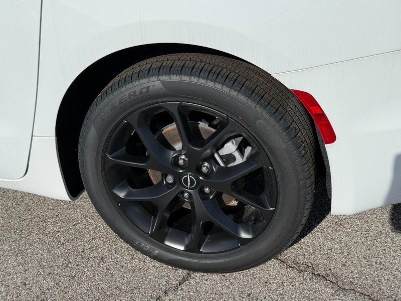 Chrysler Pacifica Vehicle Image 05