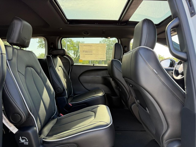 Chrysler Pacifica Vehicle Image 08