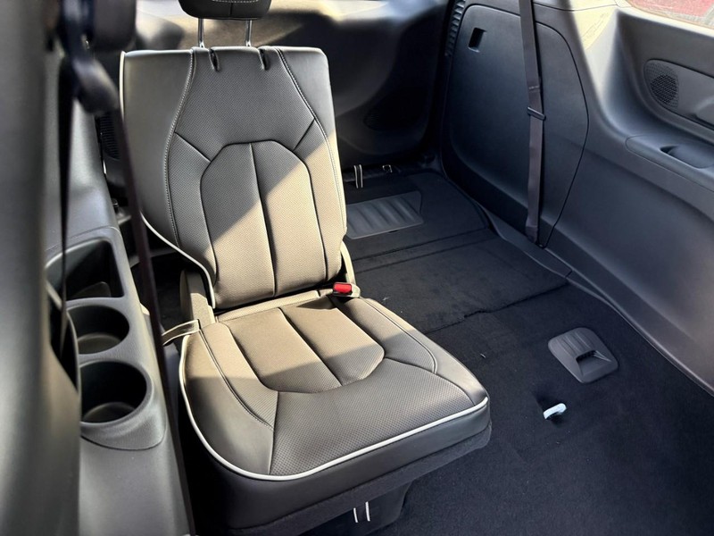 Chrysler Pacifica Vehicle Image 09