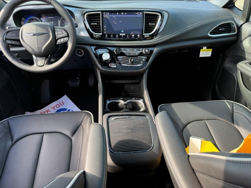 Chrysler Pacifica Vehicle Image 11
