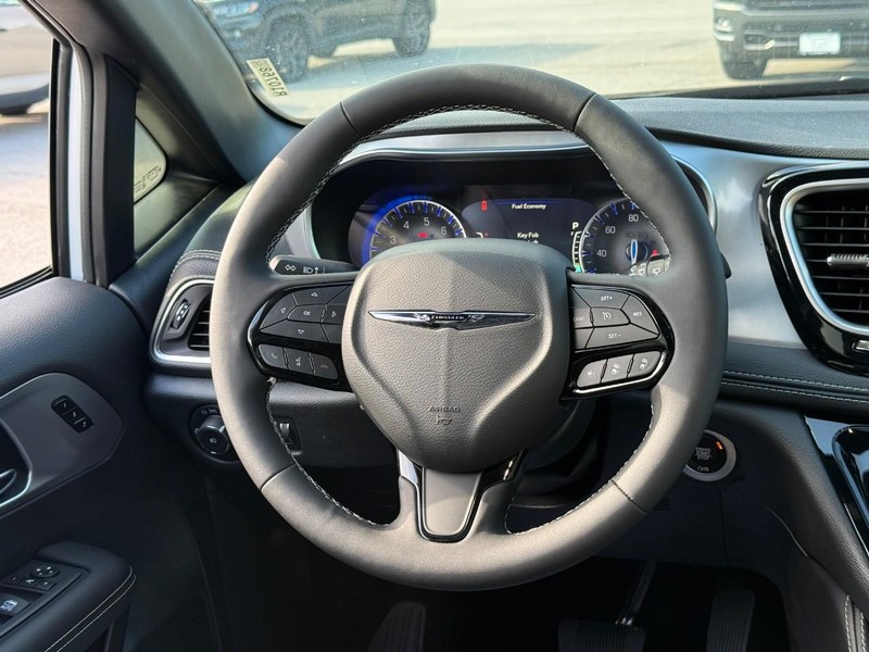 Chrysler Pacifica Vehicle Image 12