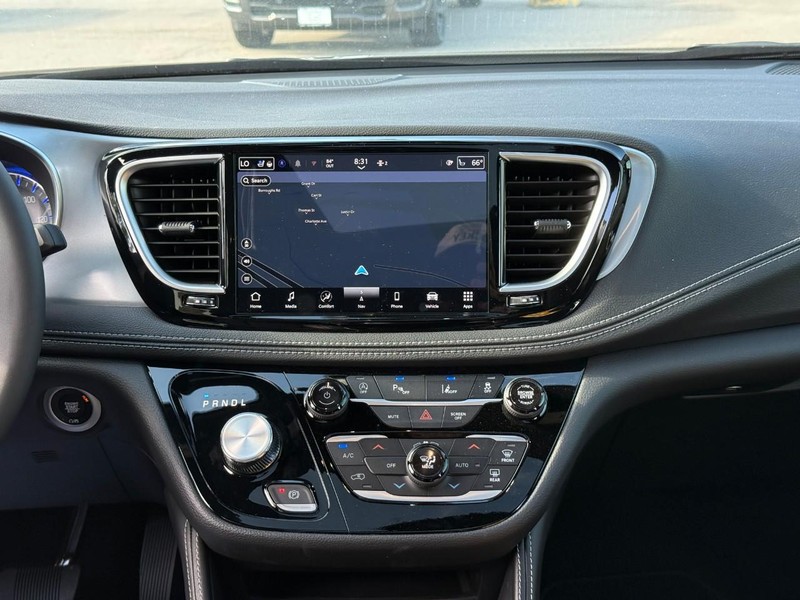 Chrysler Pacifica Vehicle Image 13