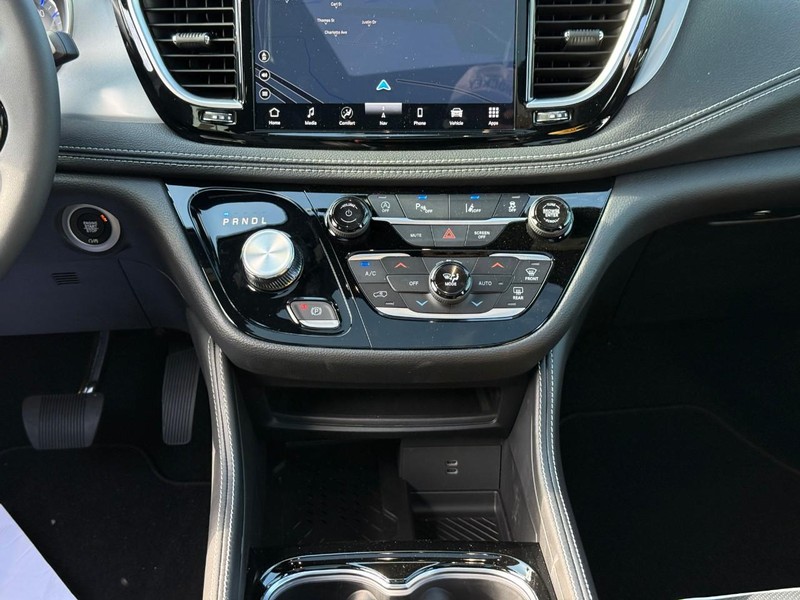 Chrysler Pacifica Vehicle Image 14