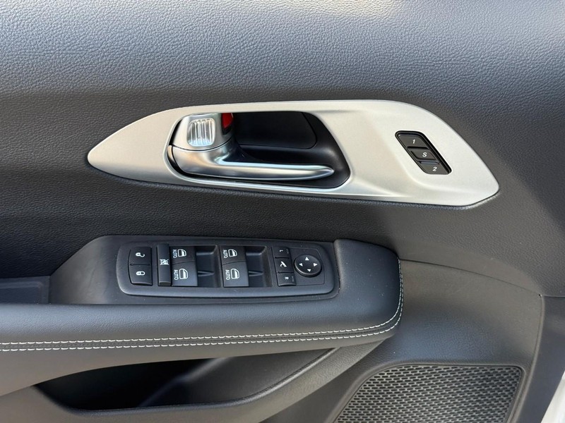 Chrysler Pacifica Vehicle Image 15