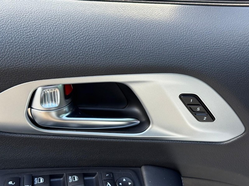 Chrysler Pacifica Vehicle Image 16