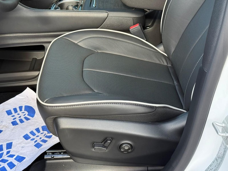 Chrysler Pacifica Vehicle Image 17