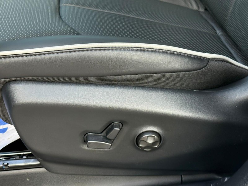 Chrysler Pacifica Vehicle Image 18