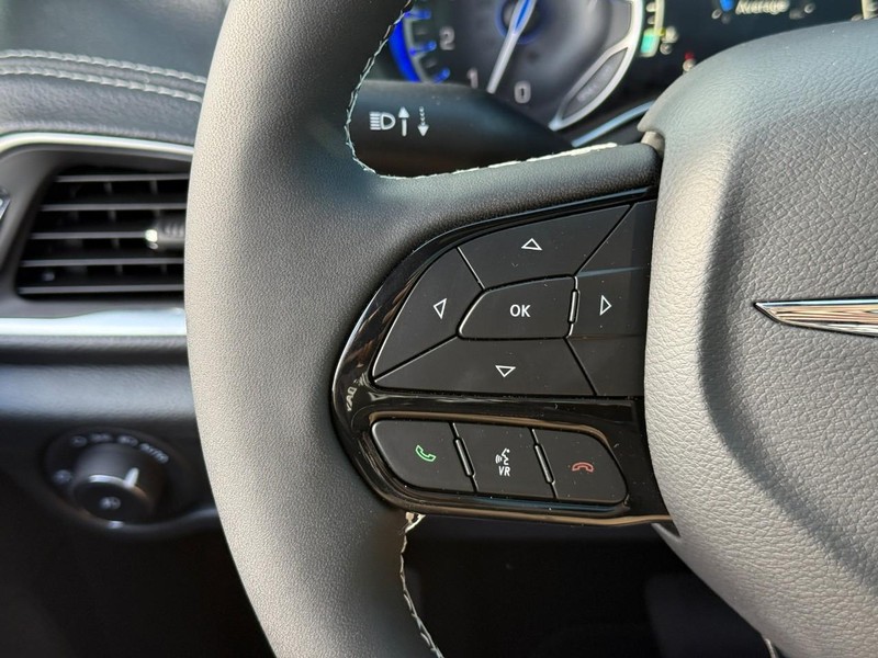 Chrysler Pacifica Vehicle Image 19