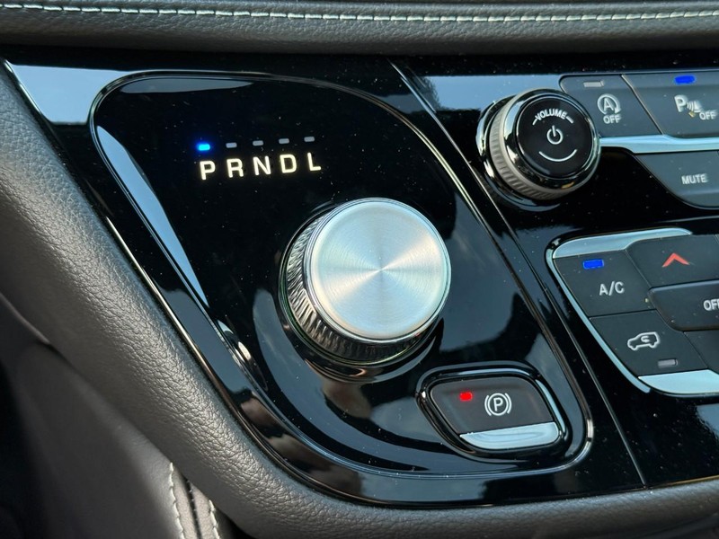 Chrysler Pacifica Vehicle Image 21