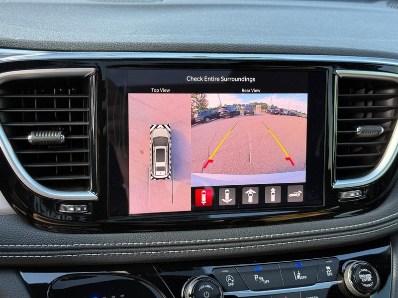 Chrysler Pacifica Vehicle Image 22