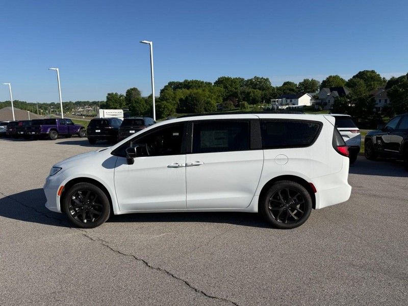 Chrysler Pacifica Vehicle Image 03