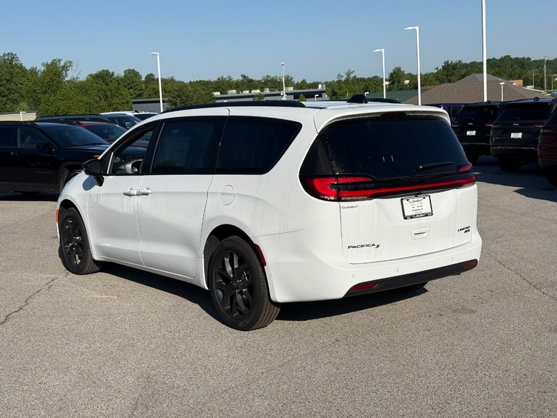 Chrysler Pacifica Vehicle Image 04