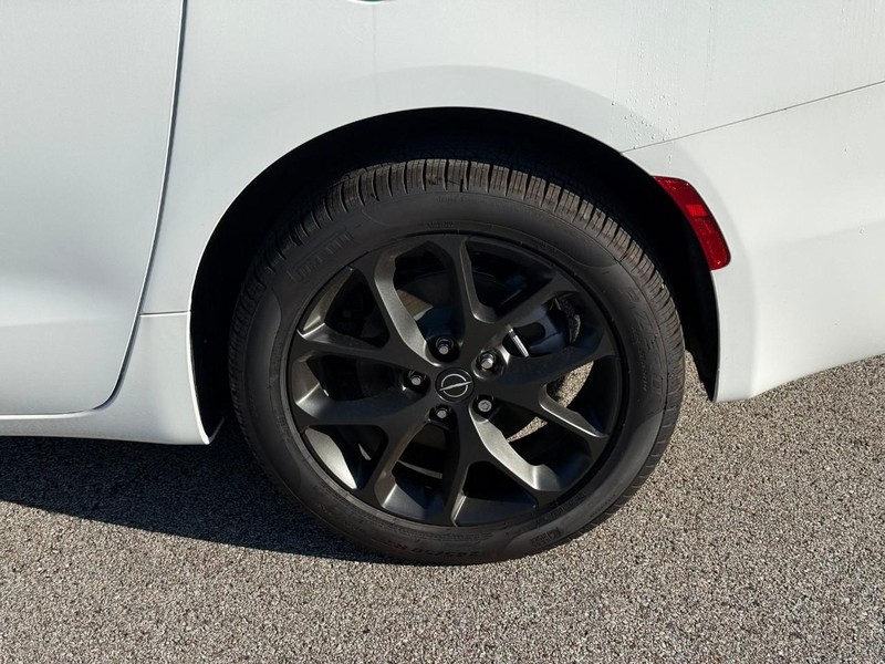 Chrysler Pacifica Vehicle Image 05