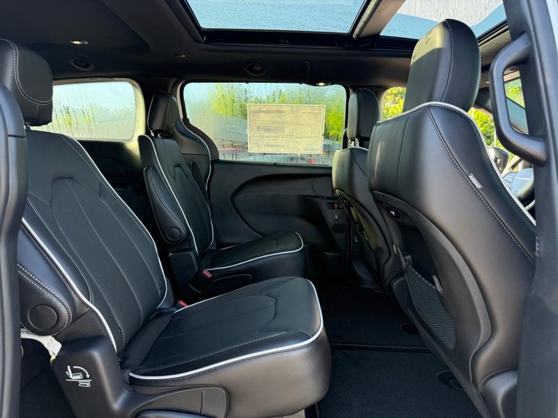 Chrysler Pacifica Vehicle Image 08