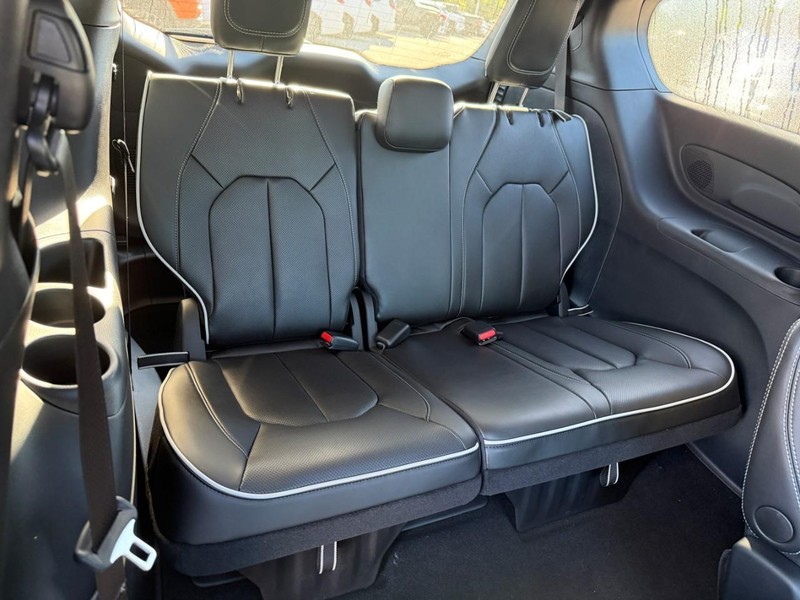 Chrysler Pacifica Vehicle Image 09