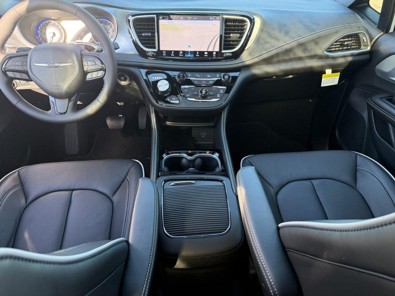Chrysler Pacifica Vehicle Image 11