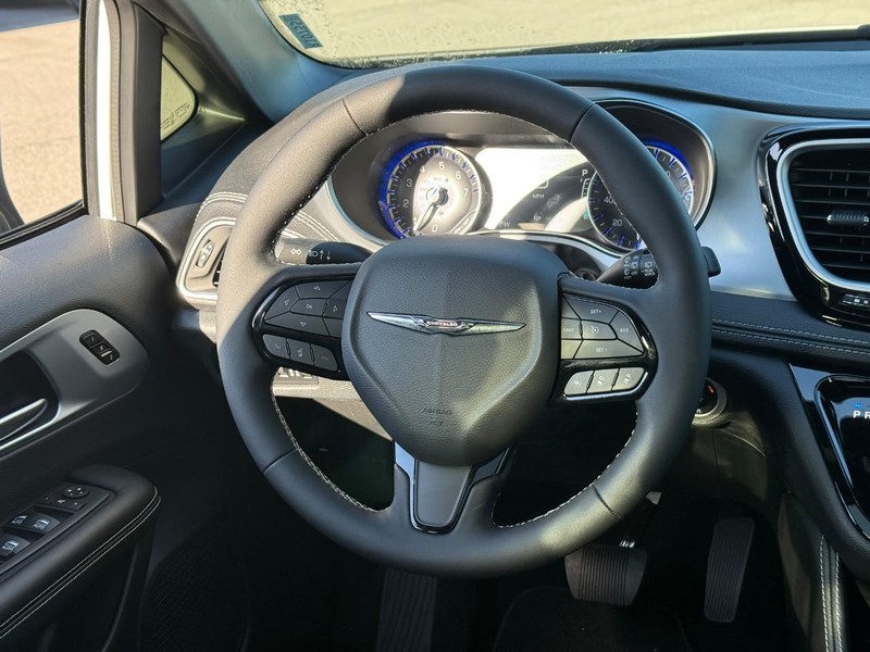 Chrysler Pacifica Vehicle Image 12
