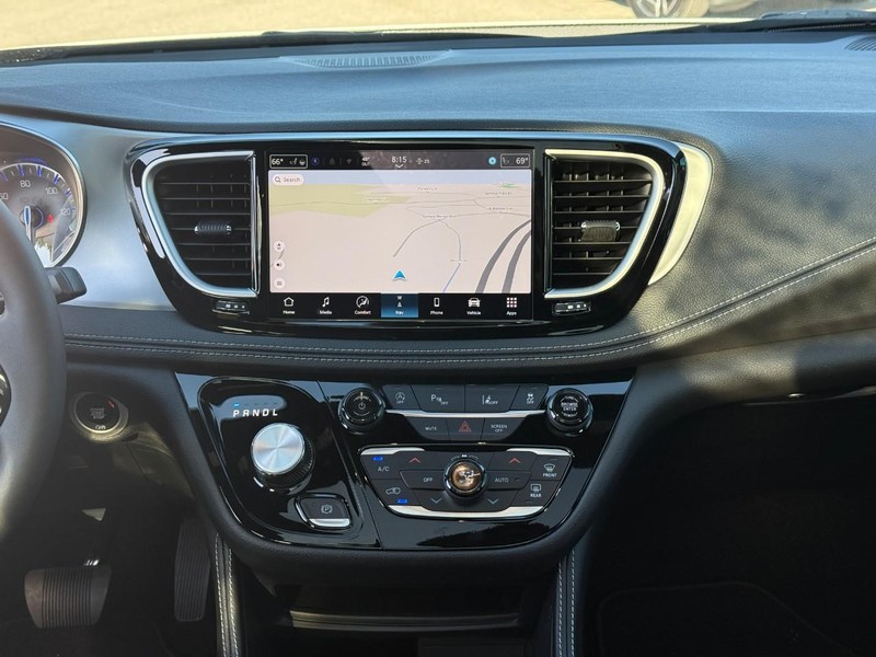 Chrysler Pacifica Vehicle Image 13