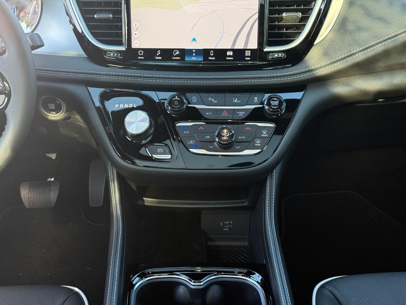 Chrysler Pacifica Vehicle Image 14