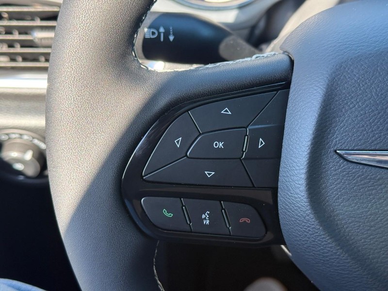 Chrysler Pacifica Vehicle Image 15