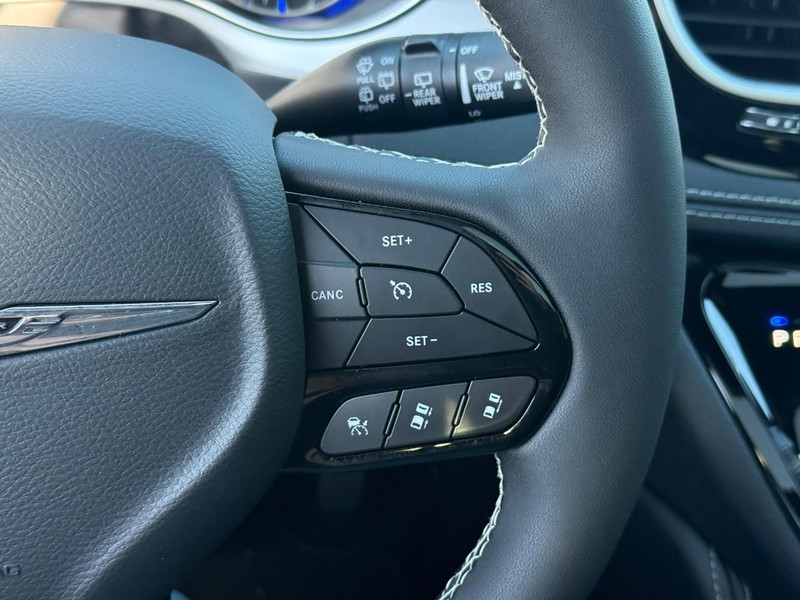 Chrysler Pacifica Vehicle Image 16