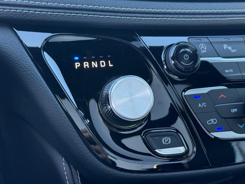 Chrysler Pacifica Vehicle Image 17