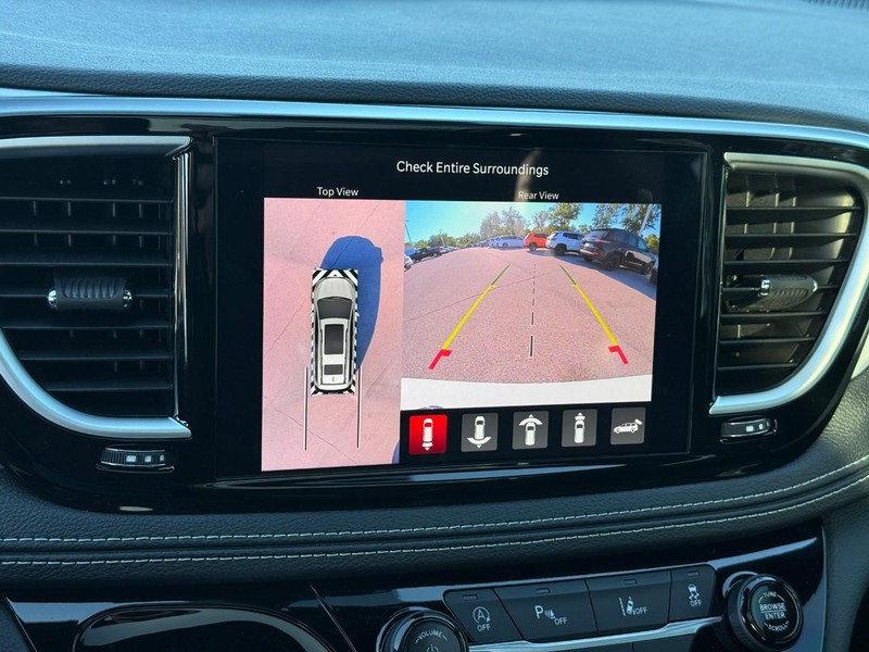 Chrysler Pacifica Vehicle Image 18