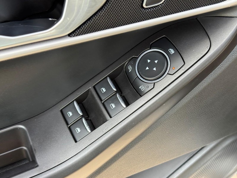 Ford Explorer Vehicle Image 21