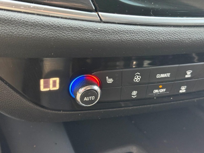 Buick Enclave Vehicle Image 26