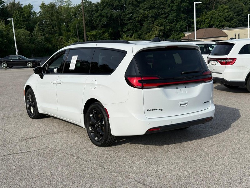 Chrysler Pacifica Vehicle Image 04