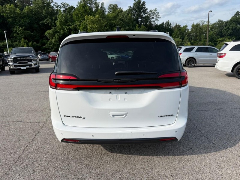 Chrysler Pacifica Vehicle Image 09