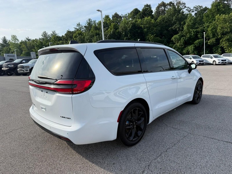 Chrysler Pacifica Vehicle Image 11