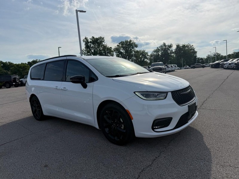 Chrysler Pacifica Vehicle Image 12