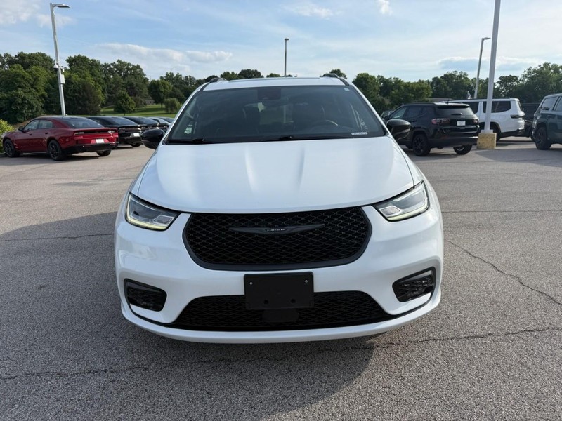 Chrysler Pacifica Vehicle Image 13