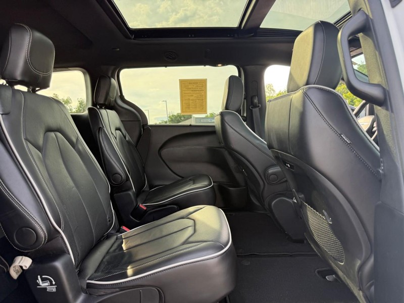 Chrysler Pacifica Vehicle Image 14
