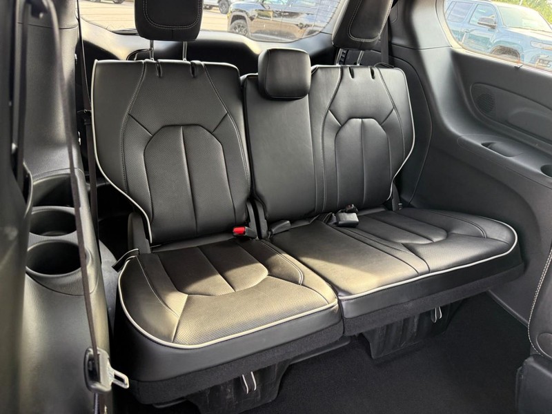 Chrysler Pacifica Vehicle Image 15