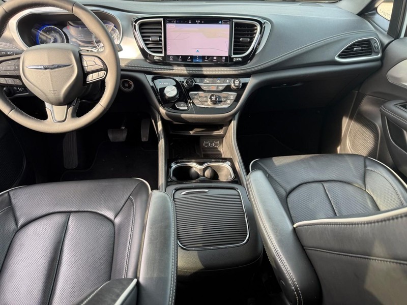 Chrysler Pacifica Vehicle Image 16