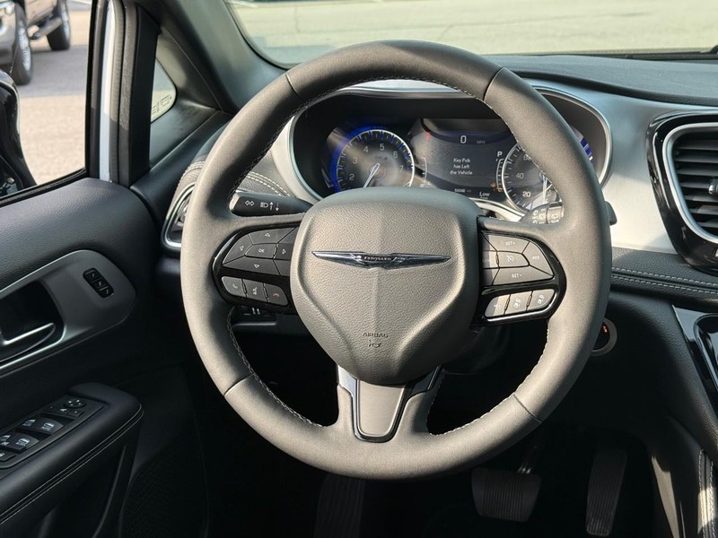 Chrysler Pacifica Vehicle Image 17