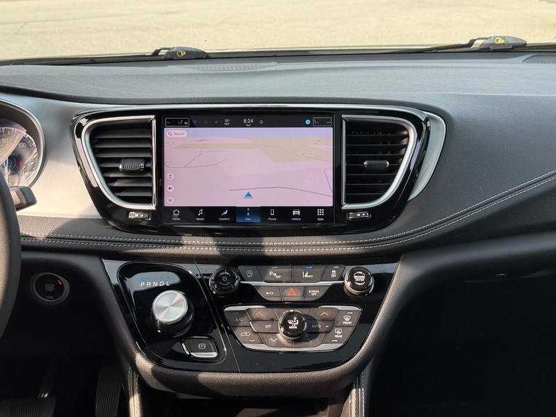 Chrysler Pacifica Vehicle Image 18