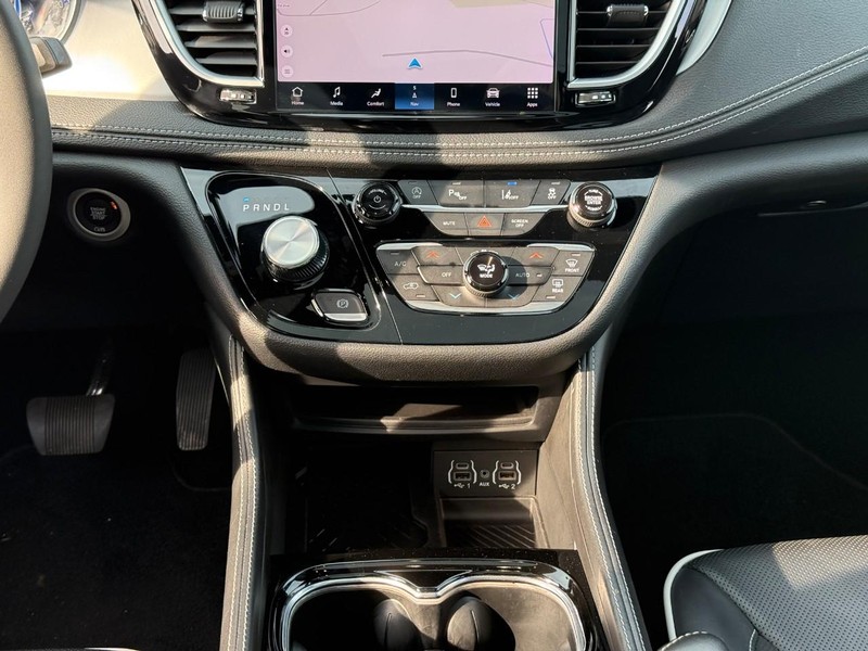 Chrysler Pacifica Vehicle Image 19