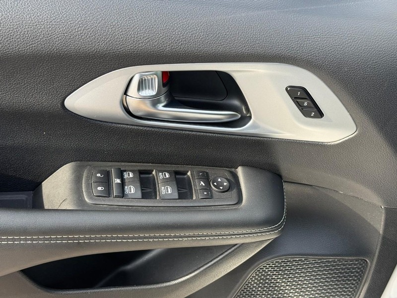 Chrysler Pacifica Vehicle Image 20