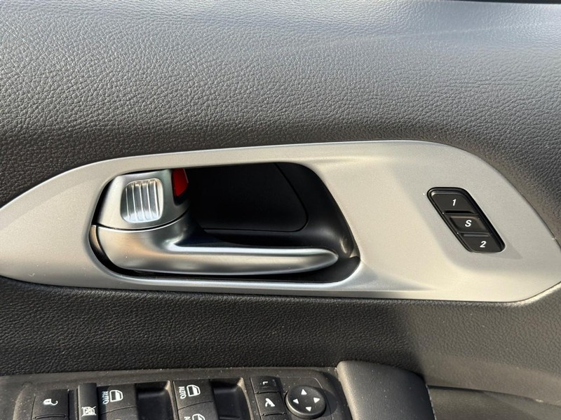 Chrysler Pacifica Vehicle Image 21