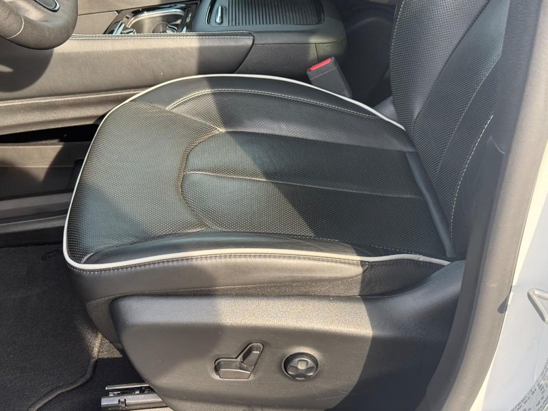 Chrysler Pacifica Vehicle Image 22