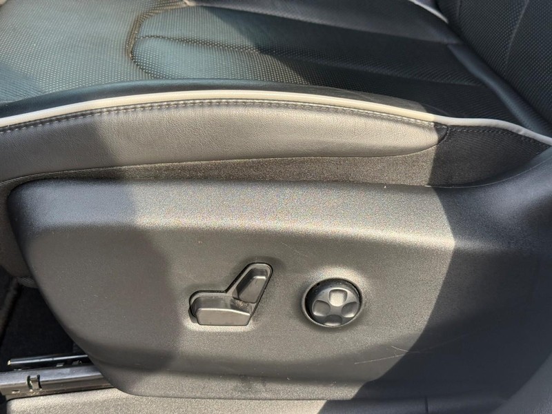 Chrysler Pacifica Vehicle Image 23