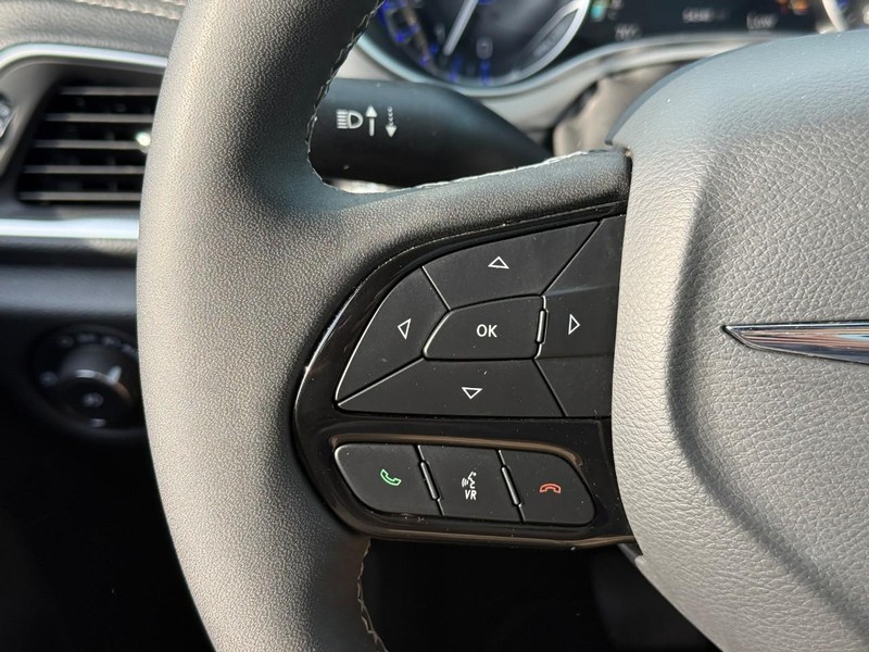 Chrysler Pacifica Vehicle Image 24